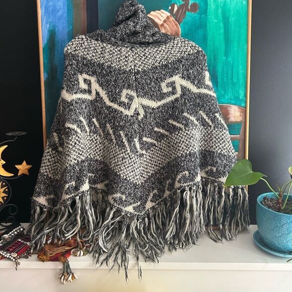 Steve Madden Gray and Cream Poncho One Size - Picture 6 of 16